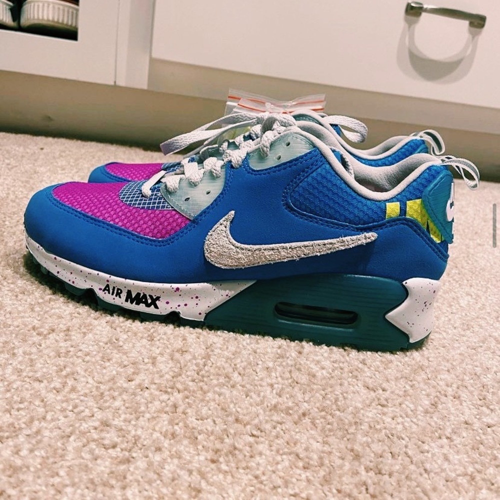 Never worn! Brand new and has other shoe laces that can be put in!